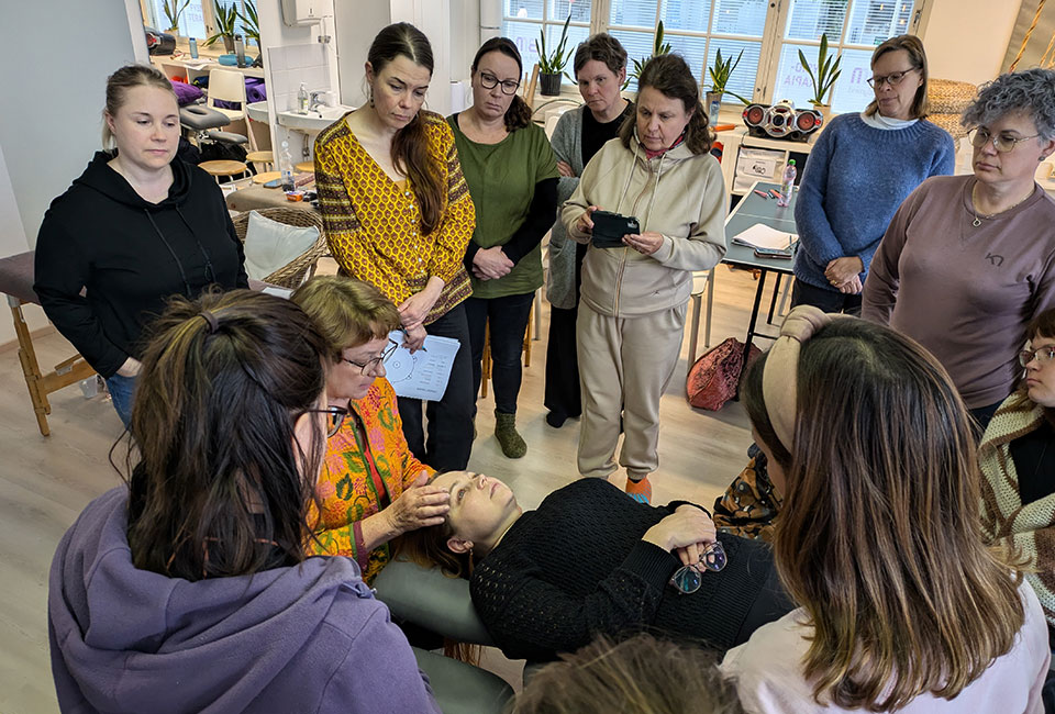 opetustilanne Aloitarefleksologian eli koko kehon vyöhyketerapian opiskelu!